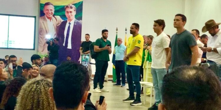 Nikolas Ferreira chega ao auditório da Uninorte para última agenda no Acre