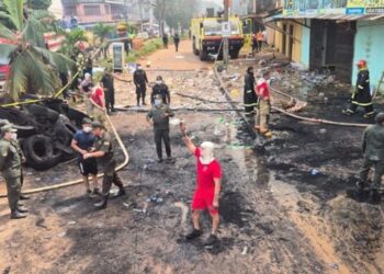 Bombeiros acreanos atuam por 6 horas em incêndio de grande proporção na Bolívia