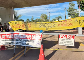 Servidores da Ufac fecham entrada da universidade e cobram cumprimento de acordo firmado após greve de 2024