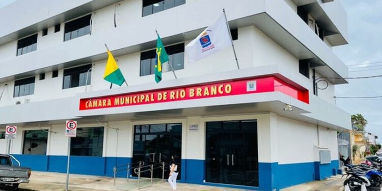 “O que me assusta é você ver médico lotado no gabinete do secretário”, diz sindicalista em denúncia na Câmara de Rio Branco