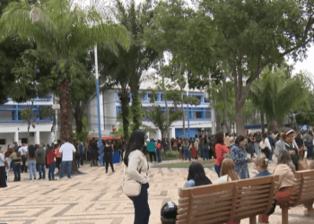 Servidores da educação municipal protestam em frente à prefeitura e não descartam greve em Rio Branco