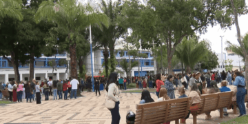 Servidores da educação municipal protestam em frente à prefeitura e não descartam greve em Rio Branco
