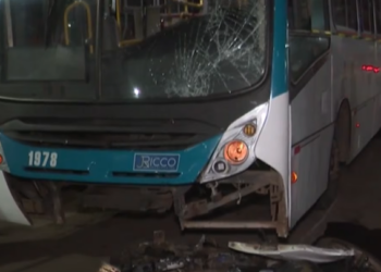 Colisão entre motocicleta e ônibus termina com vítima fatal na noite segunda-feira (11) no Conjunto Esperança
