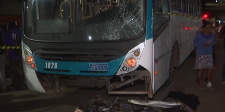 Colisão entre motocicleta e ônibus termina com vítima fatal na noite segunda-feira (11) no Conjunto Esperança