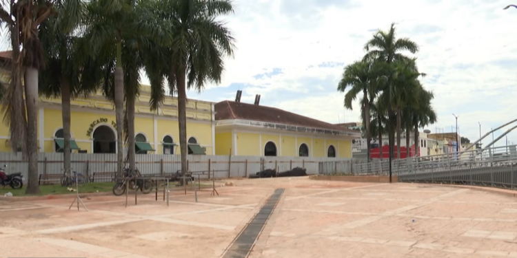Obra no Novo Mercado Velho é embargada após calçadão ceder e comerciantes temem prejuízos em Rio Branco