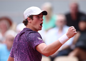 João Fonseca faz virada histórica e derruba Djokovic em Roland Garros