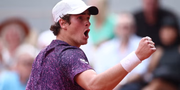 João Fonseca faz virada histórica e derruba Djokovic em Roland Garros