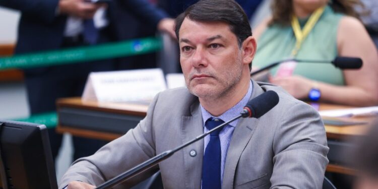 Escala 6×1: Roberto Duarte retira assinaturas de emendas e defende proposta de 40 horas no Plenário