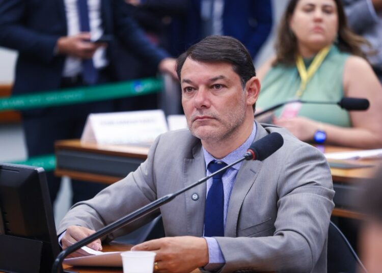 Escala 6×1: Roberto Duarte retira assinaturas de emendas e defende proposta de 40 horas no Plenário
