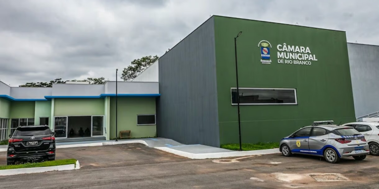 Presidente da Câmara de Rio Branco pede investigação ao TCE sobre compra de móveis de gestão anterior