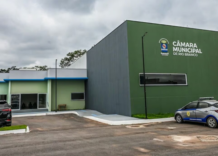 Presidente da Câmara de Rio Branco pede investigação ao TCE sobre compra de móveis de gestão anterior
