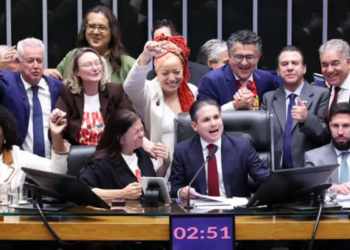 Em dois turnos, PEC pelo fim da escala 6×1 é aprovada na Câmara do Deputados