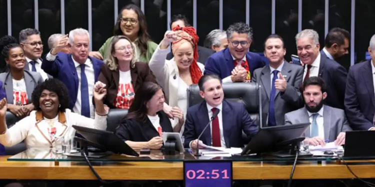 Em dois turnos, PEC pelo fim da escala 6×1 é aprovada na Câmara do Deputados