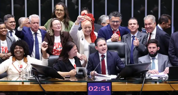 Em dois turnos, PEC pelo fim da escala 6×1 é aprovada na Câmara do Deputados
