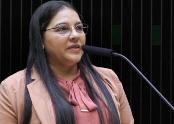Meire Serafim protocola requerimento para retirar assinatura de emenda sobre escala 6×1