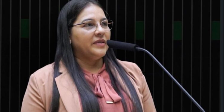 Meire Serafim protocola requerimento para retirar assinatura de emenda sobre escala 6×1
