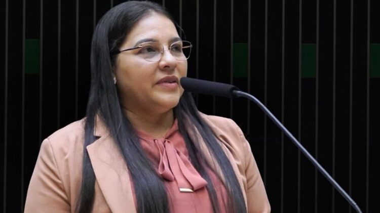 Meire Serafim protocola requerimento para retirar assinatura de emenda sobre escala 6×1