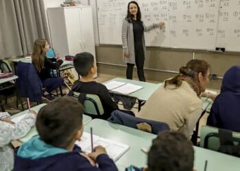 Senado aprova MP que estabelece piso de R$ 5.130 para professores