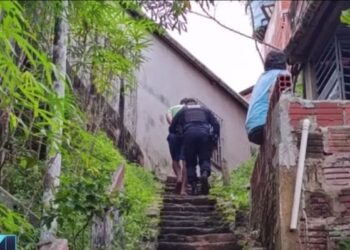 Homem é detido após ameaçar moradores com facão e morder policial em Cruzeiro do Sul