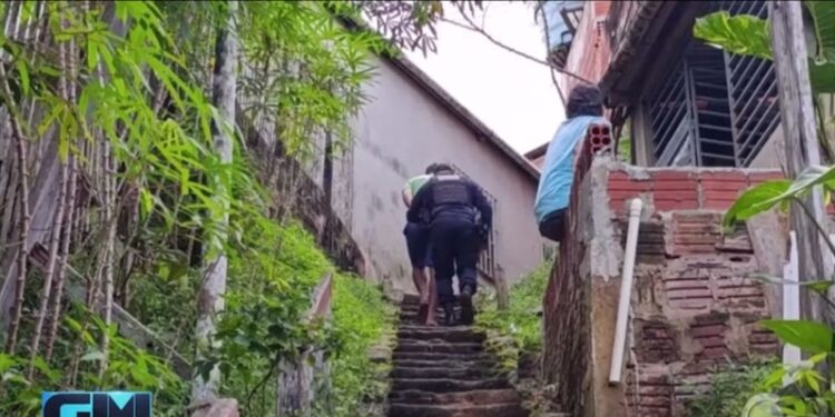 Homem é detido após ameaçar moradores com facão e morder policial em Cruzeiro do Sul