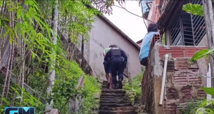 Homem é detido após ameaçar moradores com facão e morder policial em Cruzeiro do Sul