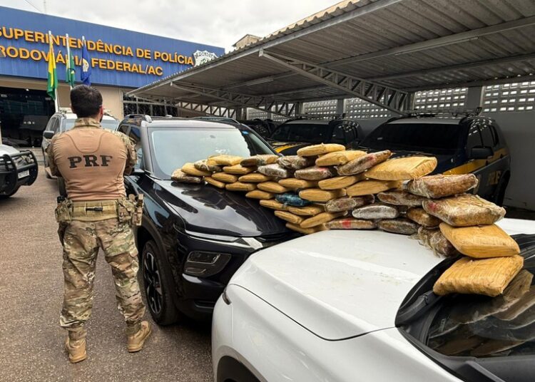 PRF apreende 43 kg de skunk ocultos em fundo falso de caminhonete