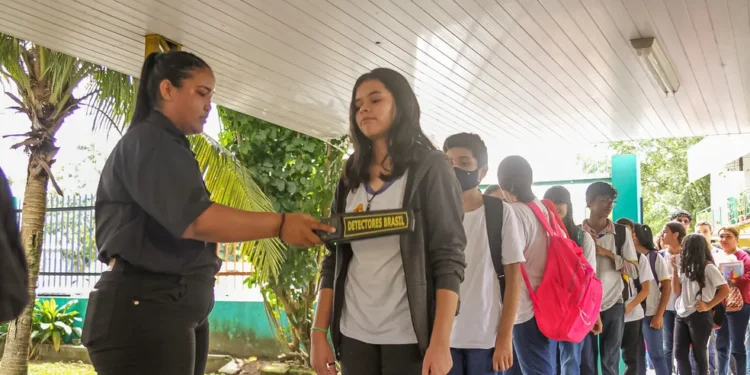 “Qualquer um pode entrar aqui e nos atacar”: medo e insegurança ainda marcam retorno às aulas após ataque em escola