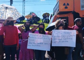 Professores protestam em frente ao TJAC após Justiça determinar suspensão da greve