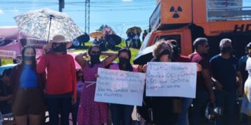 Professores protestam em frente ao TJAC após Justiça determinar suspensão da greve