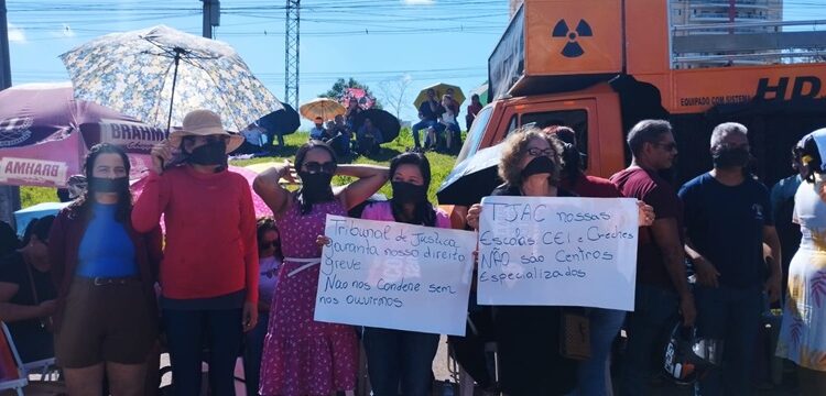 Professores protestam em frente ao TJAC após Justiça determinar suspensão da greve