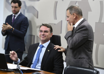 Marcio Bittar sai em defesa de Flávio Bolsonaro após revelação sobre financiamento de filme de Jair Bolsonaro
