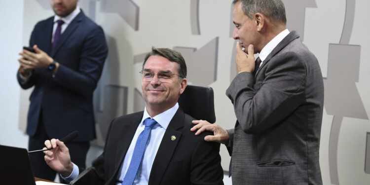 Marcio Bittar sai em defesa de Flávio Bolsonaro após revelação sobre financiamento de filme de Jair Bolsonaro