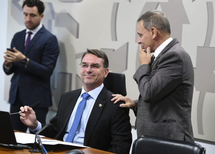 Marcio Bittar sai em defesa de Flávio Bolsonaro após revelação sobre financiamento de filme de Jair Bolsonaro