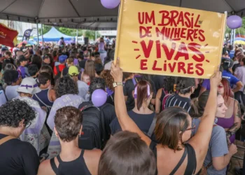 Órfãos de vítimas de feminicídio terão direito a pensão do INSS