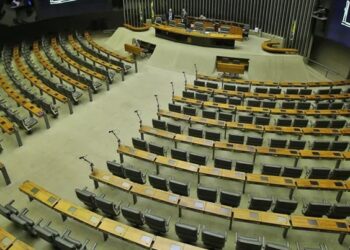 PEC 6X1: Líderes da câmara solicitam retirada da transição de 10 anos
