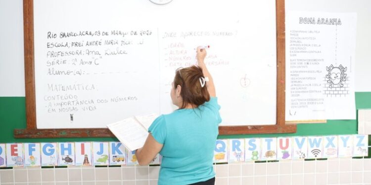 Candidatos de processo seletivo da Educação são convocados para entrega de documentos no Acre