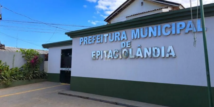 Com contas bloqueadas, prefeito afirma que Epitaciolândia desembolsa R$ 480 mil por mês para quitar débitos