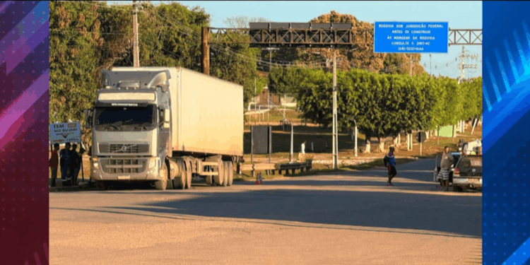Idoso de 86 anos é atropelado por carreta na BR-364 e fica ferido no Bujari
