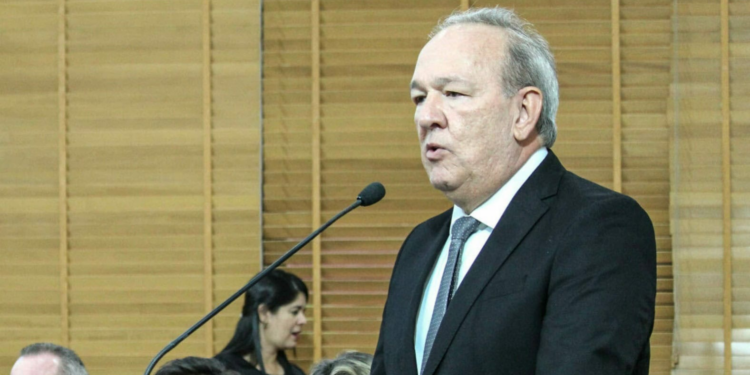 “Se não tem condições de fazer um tapa-buraco, é melhor largar o cargo”, diz Calixto sobre prefeito de Feijó