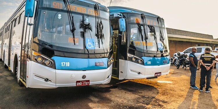 Oficiais de Justiça realizam ação para recolhimento de veículos na Ricco Transportes