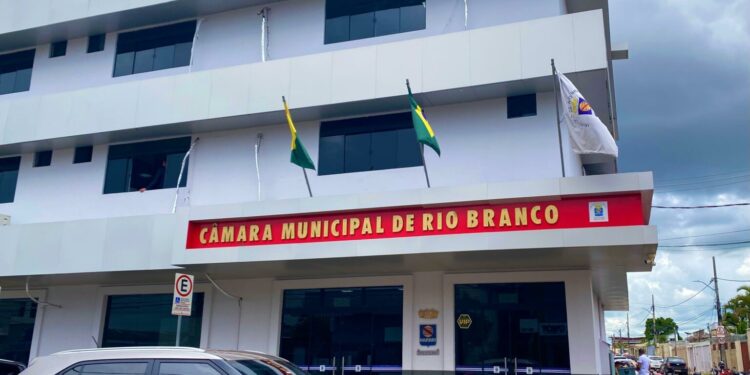 Após parecer apontar impedimento, Câmara junta declaração orçamentária em projeto que elevou auxílio-saúde de vereadores