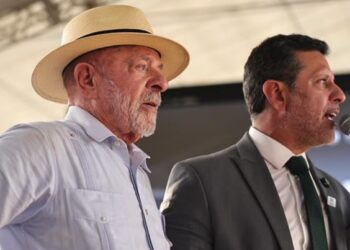 Pé-de-Meia impulsiona queda no abandono e na reprovação escolar, avalia governo