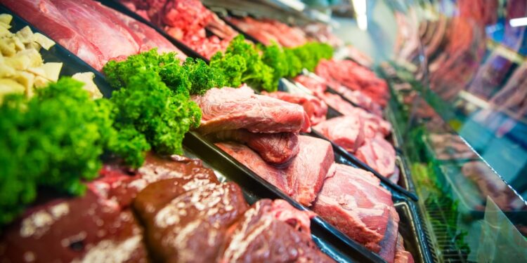 Carne fica mais cara em Rio Branco e supermercados têm maiores altas, aponta pesquisa do PET Economia da Ufac
