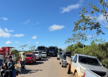 Após queda de ponte, moradores bloqueiam BR-364 e cobram solução para travessia em Sena Madureira