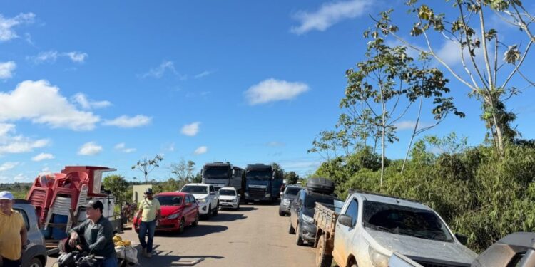 Após queda de ponte, moradores bloqueiam BR-364 e cobram solução para travessia em Sena Madureira