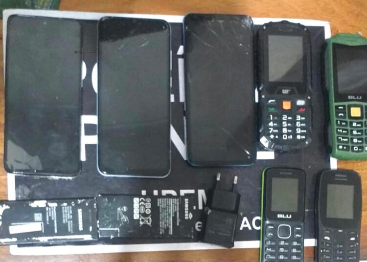 Polícia Penal apreende celulares arremessados para dentro do Presídio de Sena Madureira