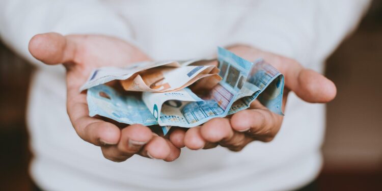 O que cabe em quase R$ 5 bilhões? Uma comparação entre o fundo eleitoral e investimentos públicos