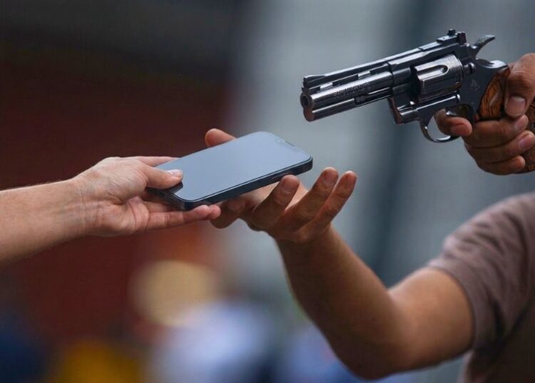 Polícia Civil alerta que usuários de celulares roubados receberão notificação pelo WhatsApp