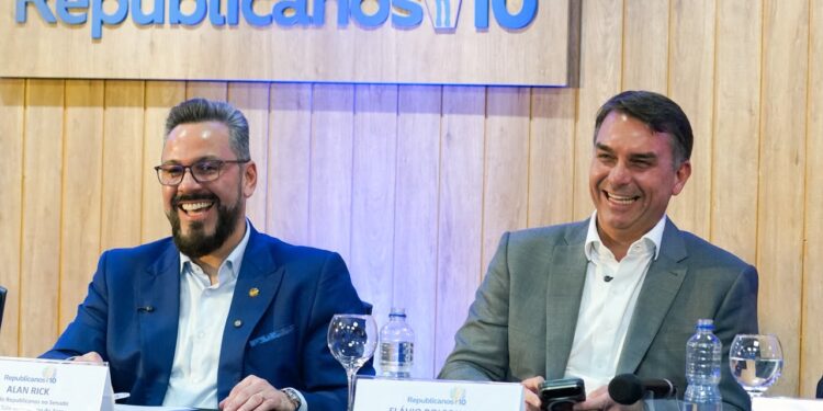 Após aparecer com Mailza, Flávio Bolsonaro pede votos para Alan Rick no segundo turno