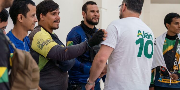 Alan Rick assina carta de compromissos com motociclistas de aplicativo durante reunião em Rio Branco